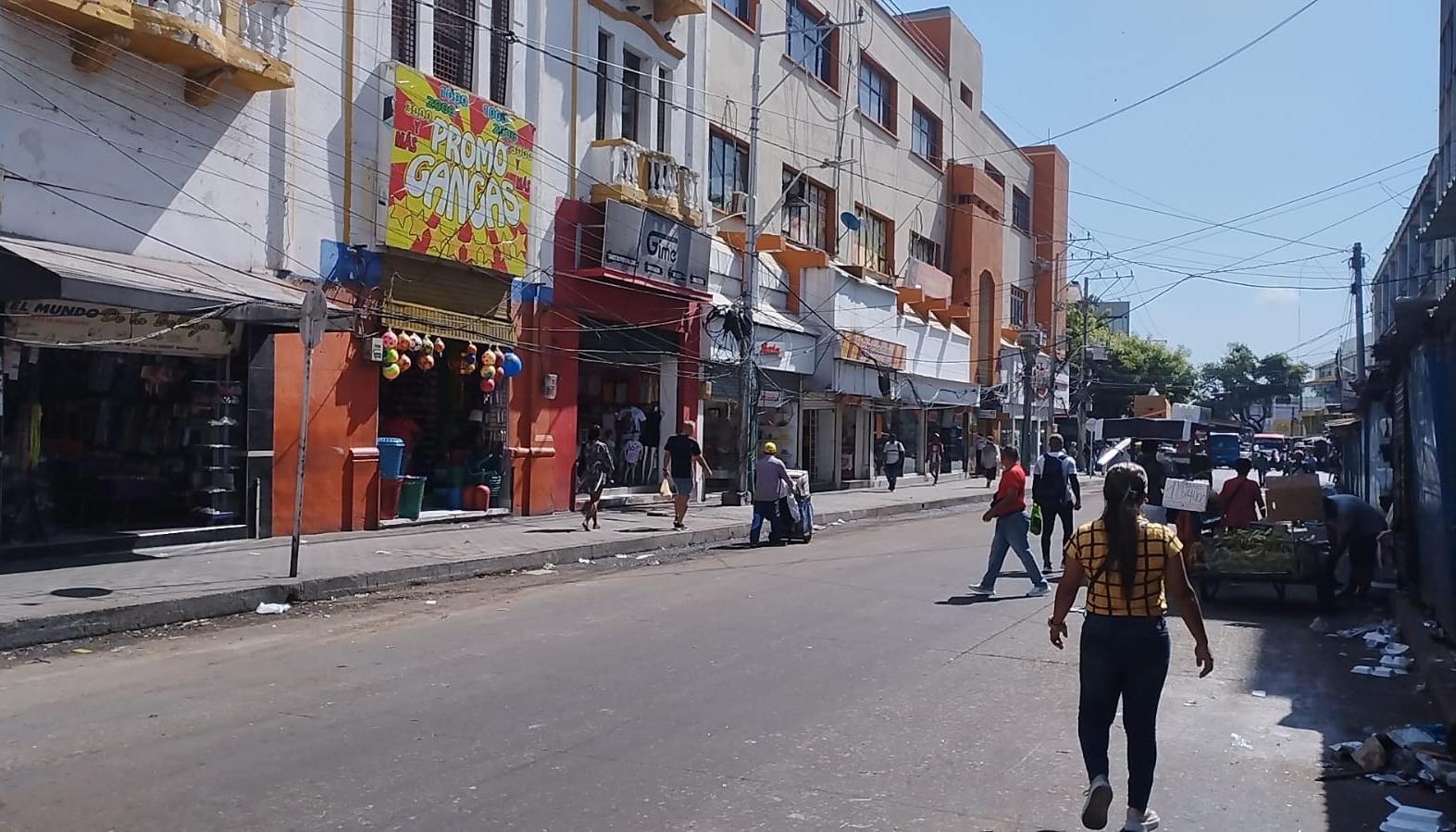 La carrera 43 entre calles 34 y 37 despejada este jueves, en la acera derecha
