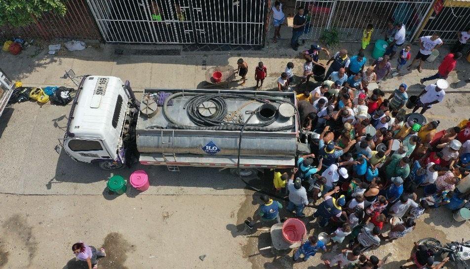 Uno de los carrotanques en el barrio Ceballos de Cartagena