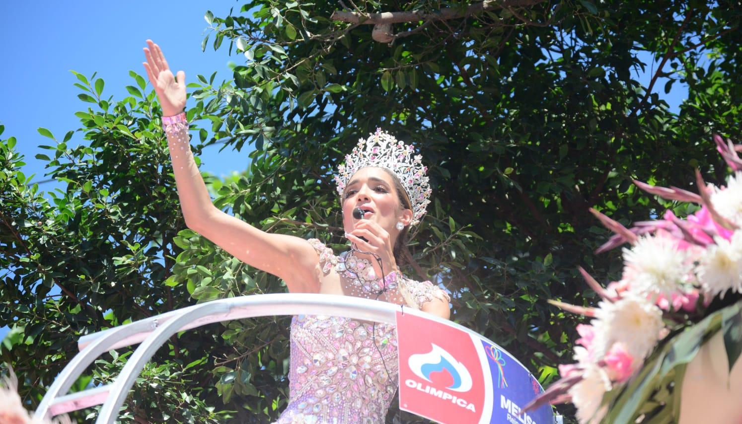 Melissa Cure, desde su carroza, animó al público asistente a la Vía 40.