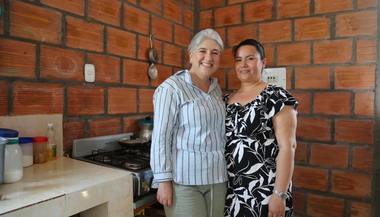 La MinVivienda Catalina Velasco con una beneficiaria de vivienda rural en la vereda El Boquerón, en zona rural de San José del Guaviare