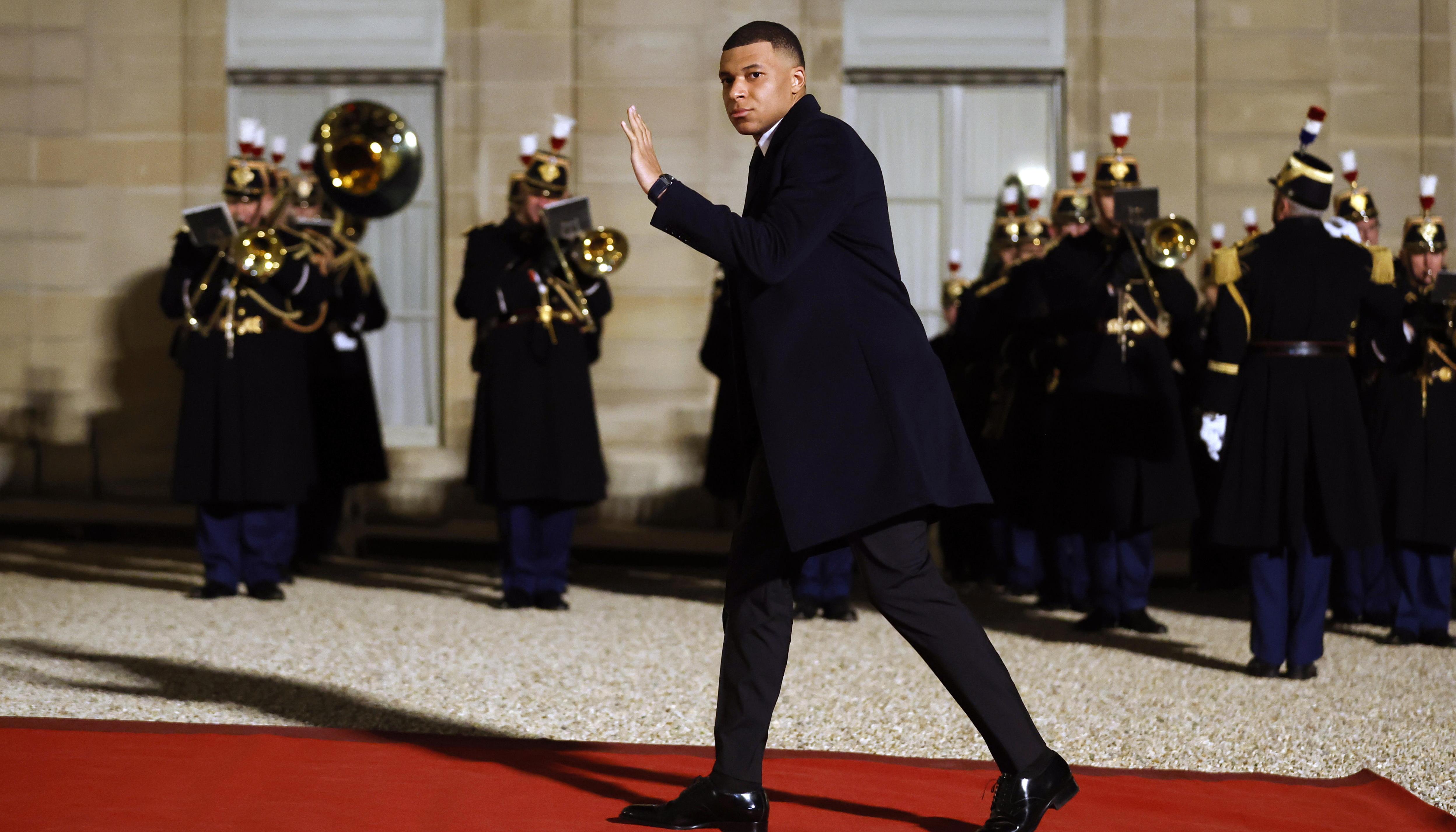 El futbolista Kylian Mbappé a su llegada a la cena con el emir de Catar.