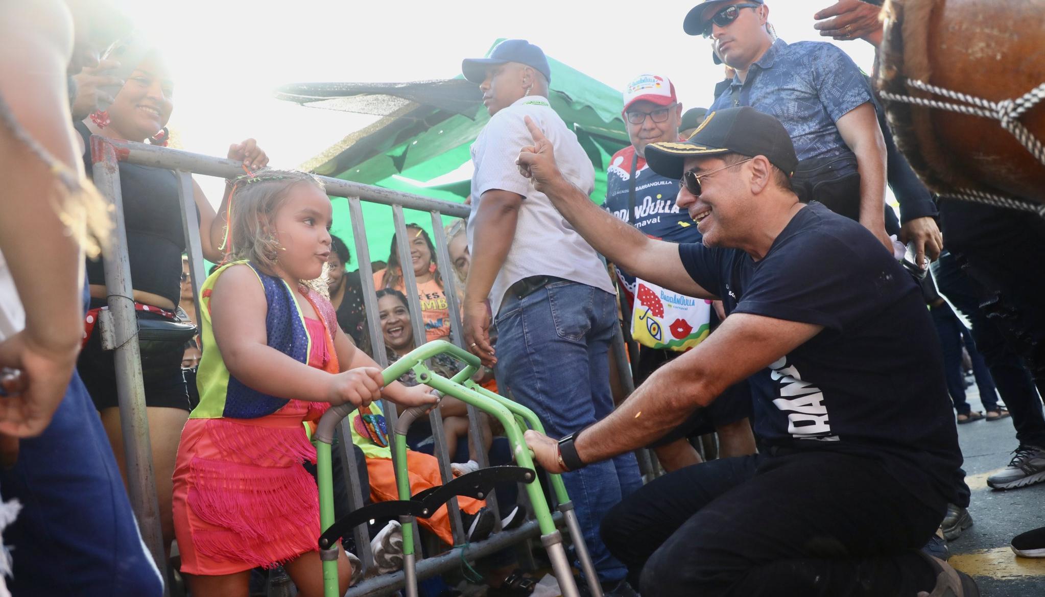 Sarita Lara, la pequeña carnavalera, junto al alcalde Alex Char