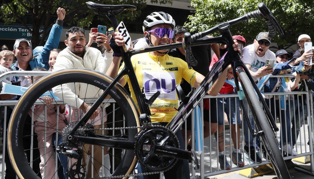 Rodrigo Contreras carga su bicicleta tras coronarse campeón del Tour Colombia. 
