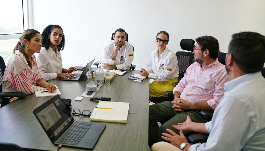 El gobernador Yamil Arana con delegados de Metropolitan Touring y  de Procolombia Bolívar