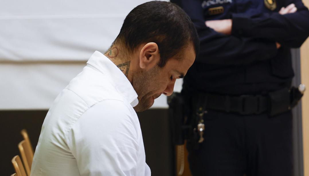 El futbolista brasileño Dani Alves durante el primer día del juicio, en Barcelona. 