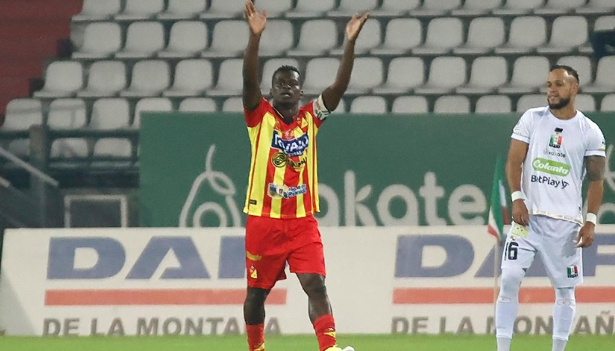 Carlos Darwin Quintero marcó el primer gol del Pereira en el clásico del viejo Caldas. 