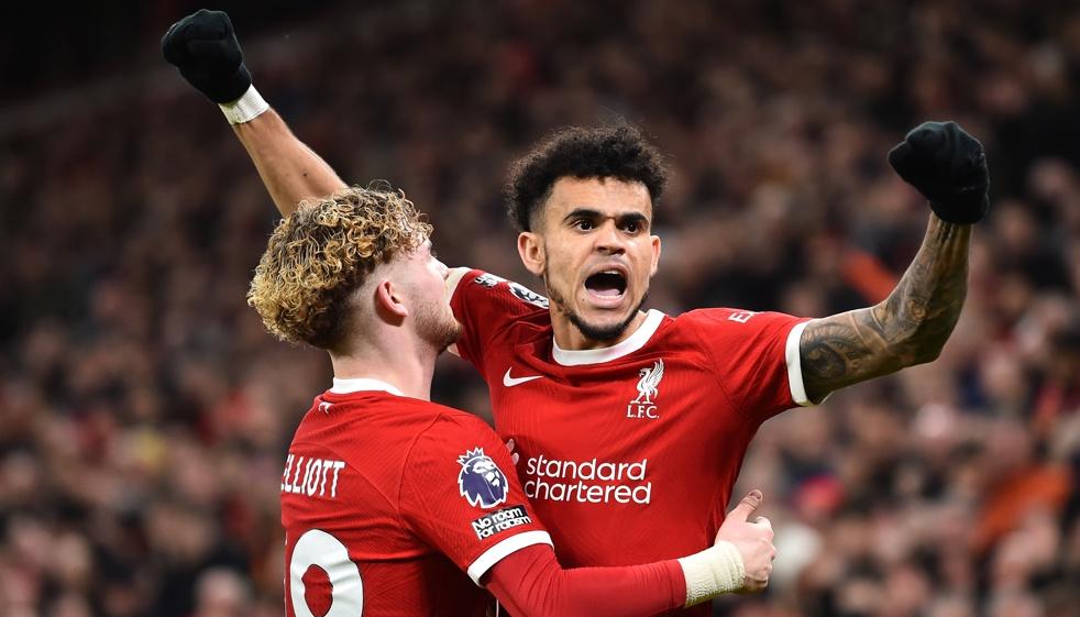 Luis Díaz festeja su gol con su compañero Harvey Elliot. 