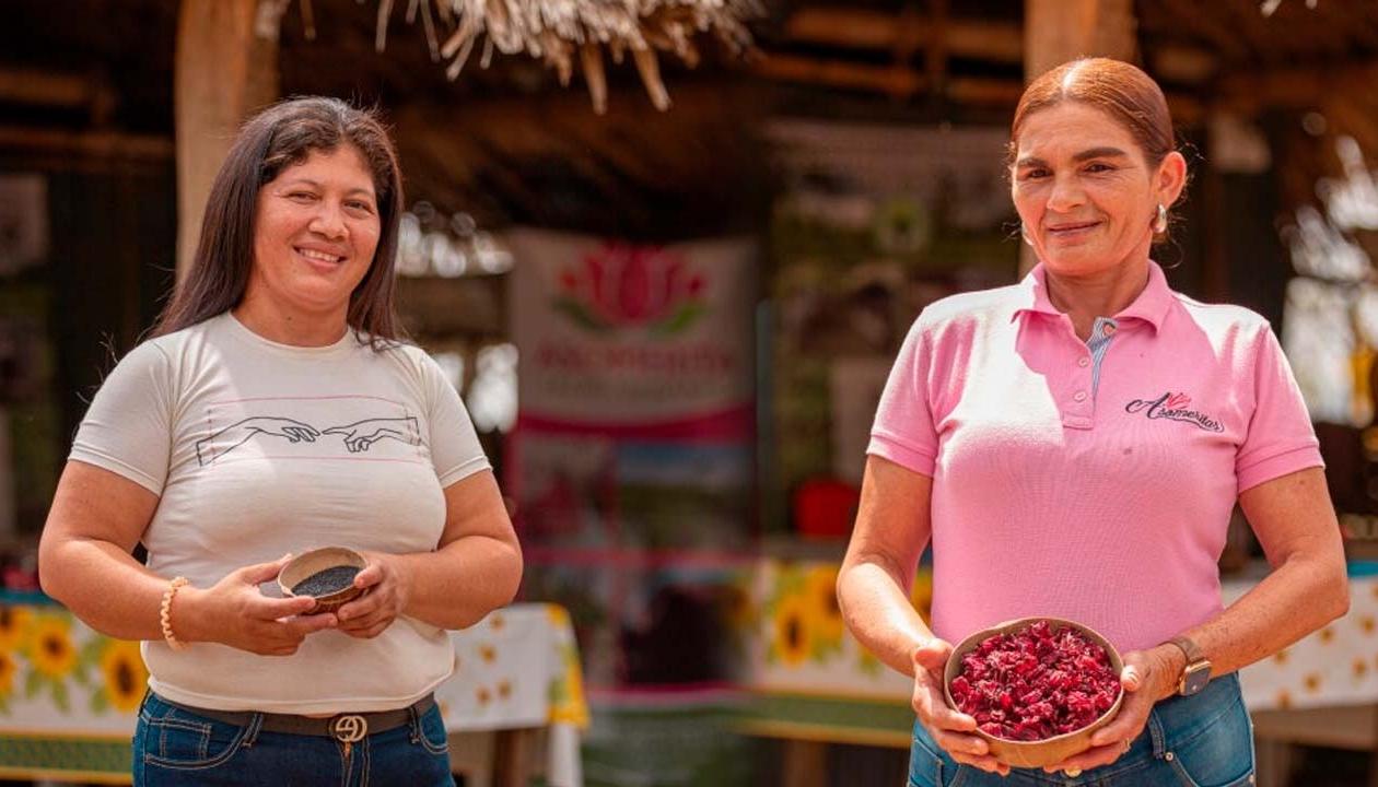 Dos de las beneficiarias de la ANT en la vereda Santa Rita en Carmen de Bolívar