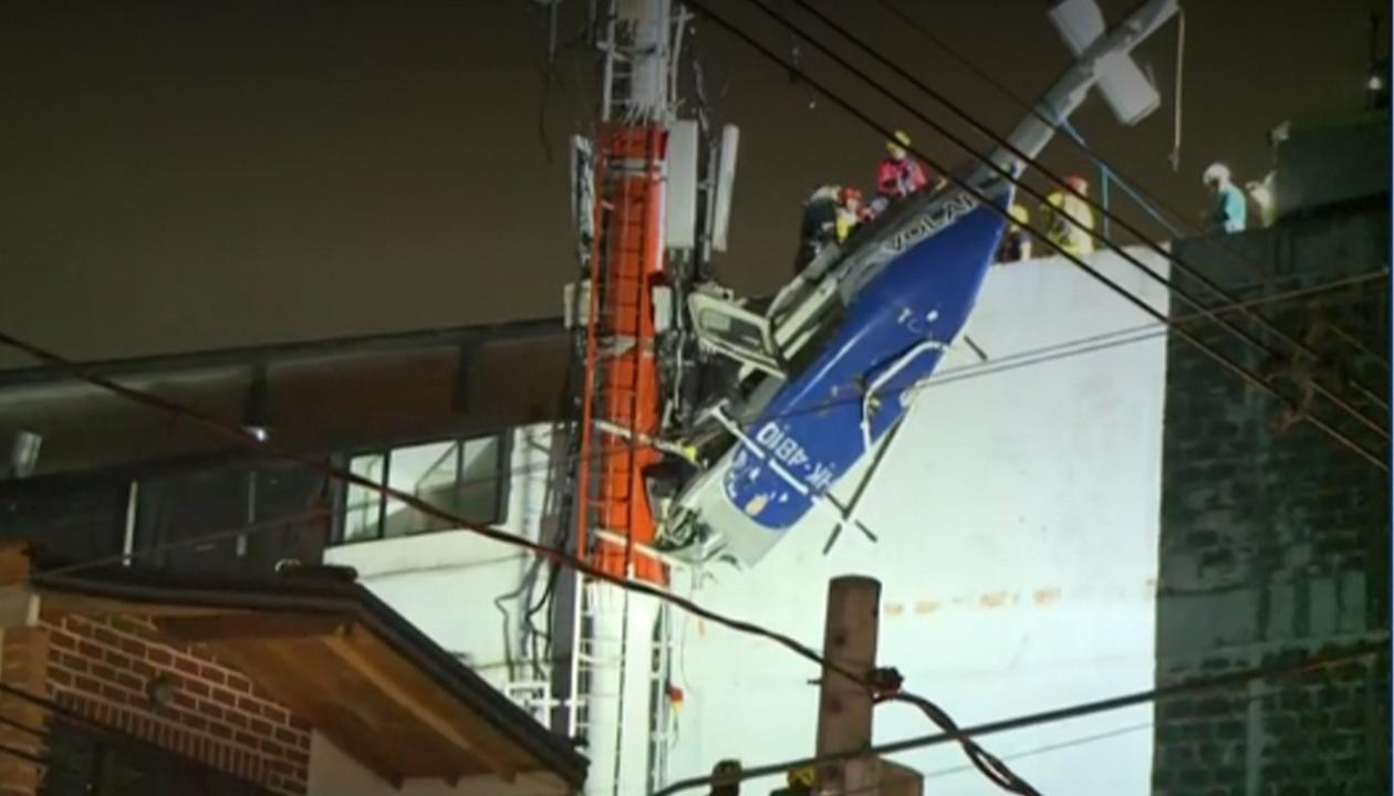 Colgado de un edificio quedó el helicóptero en el que sobrevivieron sus seis ocupantes