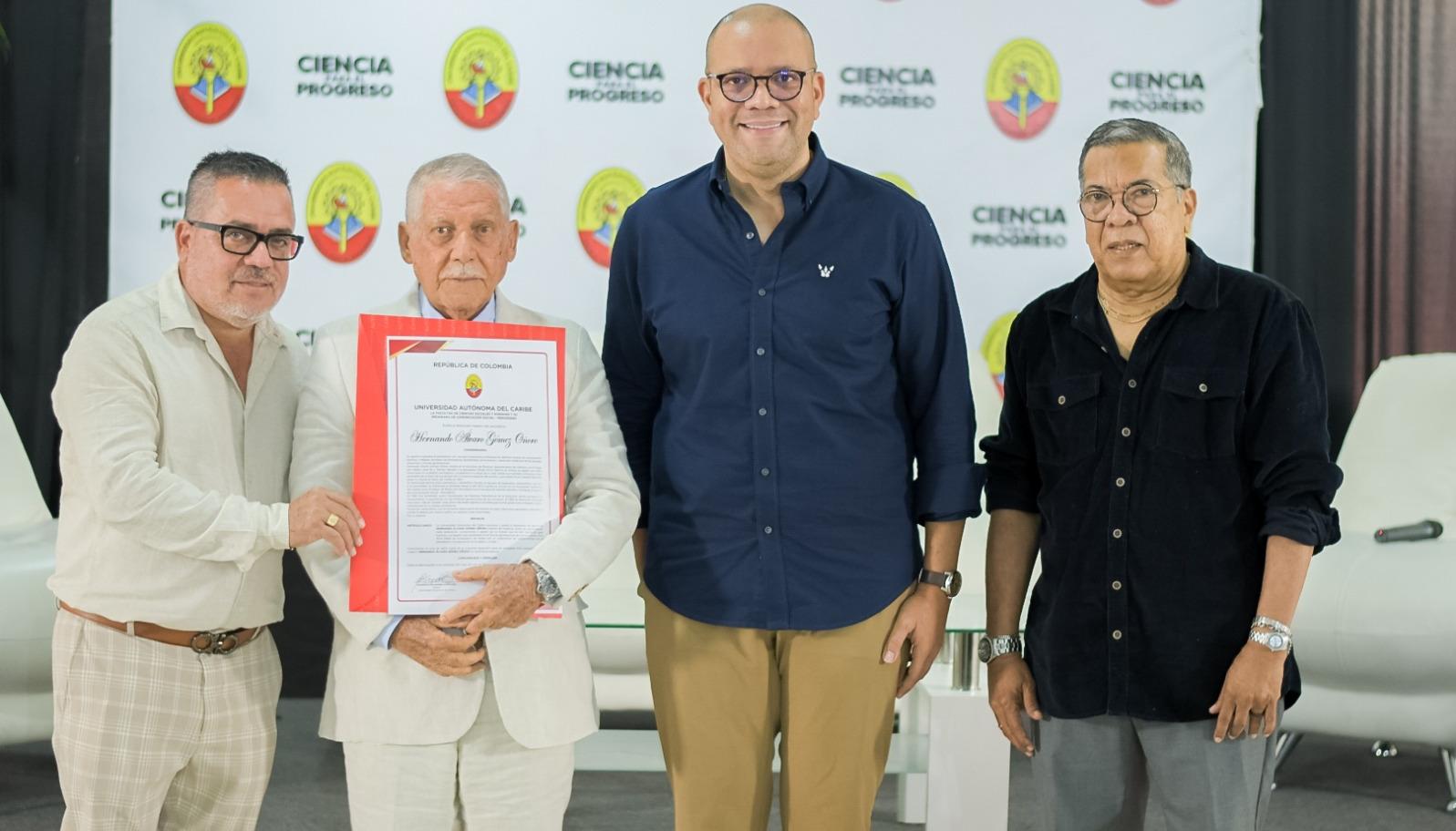 Hernando Gómez y su hijo Mauricio Gómez, el rector Mauricio Molinares y el decano Jaime De la Hoz