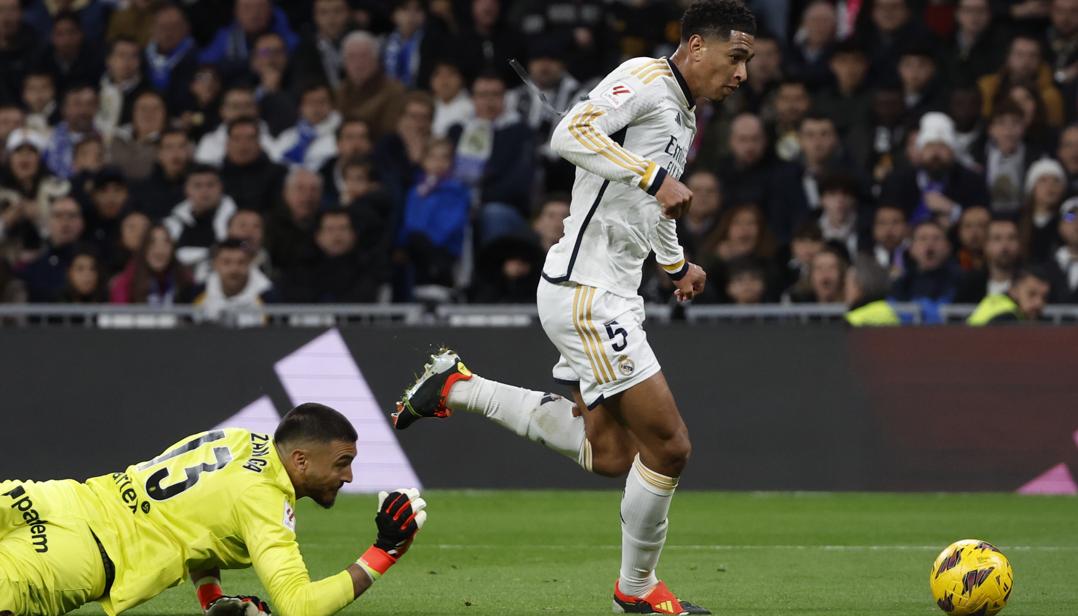 Jude Bellingham elude al portero Gazzaniga para anotar el segundo gol del Real Madrid. 
