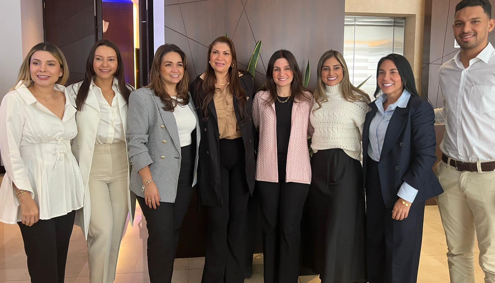 La primera dama del Distrito, Katia Nule, con otras gestoras sociales convocadas por Asocapitales