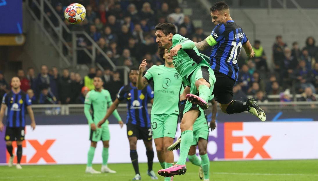 El argentino Lautaro Martinez cabecea por encima de la marca de Stefan Savic.