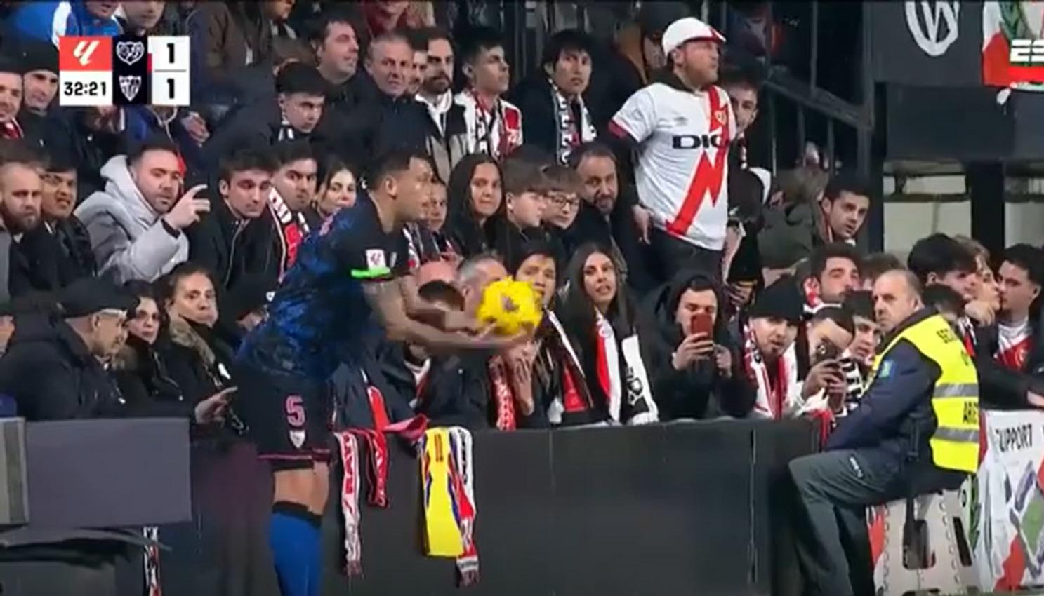 Instante en el que el aficionado del Rayo Vallecano 'timbra' a Lucas Ocampos. 