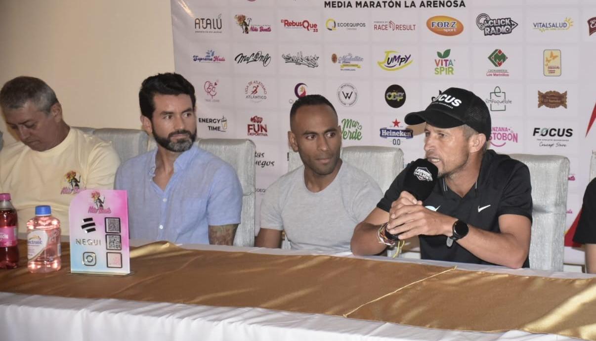 El atleta Juan Carlos Cardona interviene durante el lanzamiento de la Media Maratón La Arenosa.