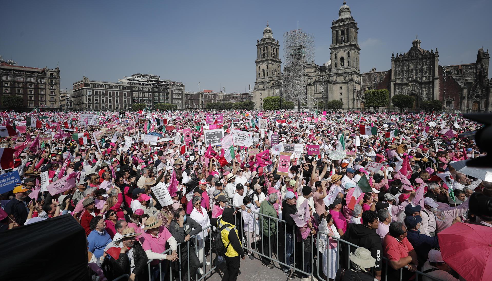   Miles de personas en la 'Marcha por nuestra Democracia' este domingo en la Ciudad de México.