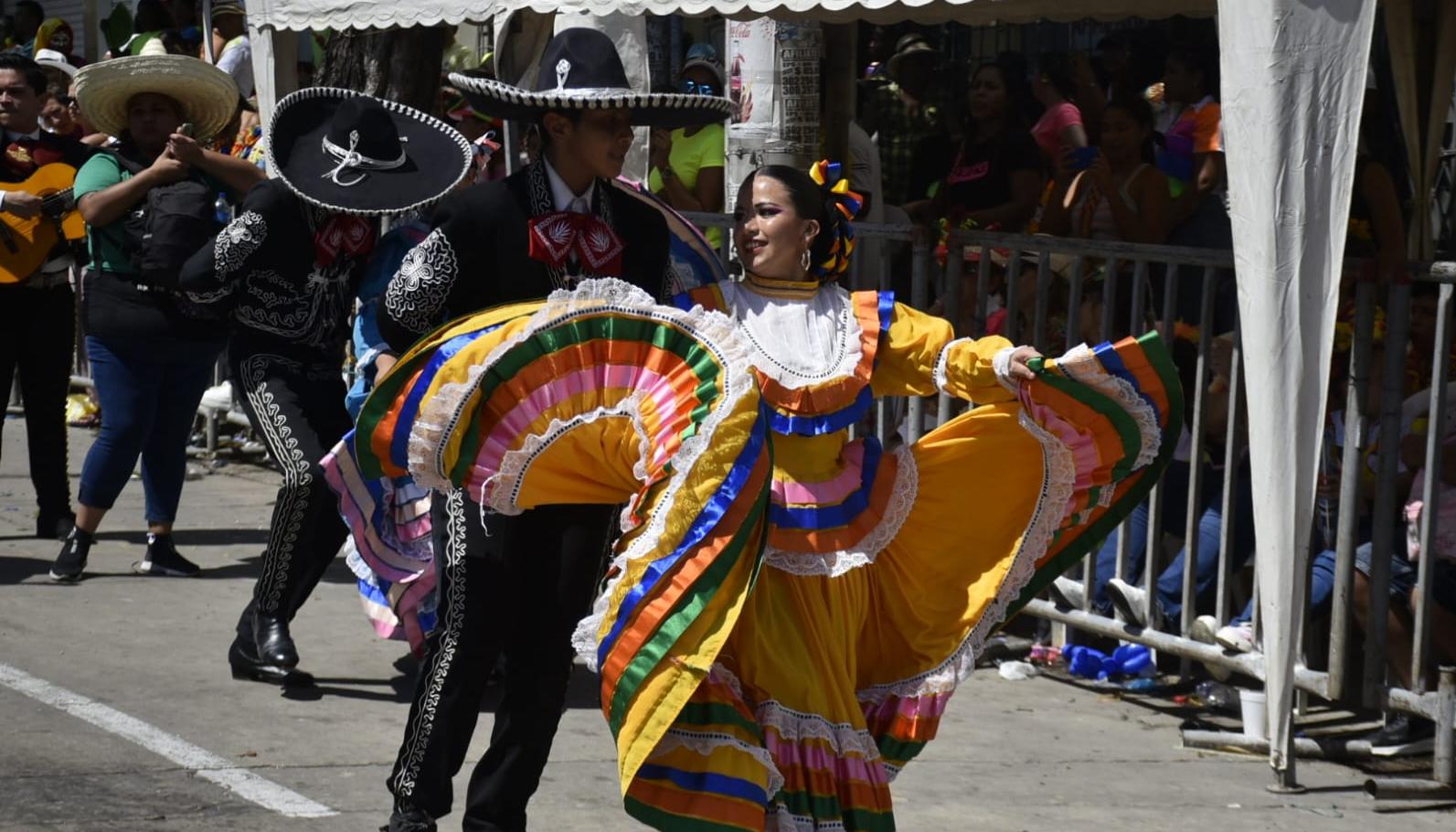 La tradicional música mexicana puso a gozar a los asistentes a la carrera 44. 