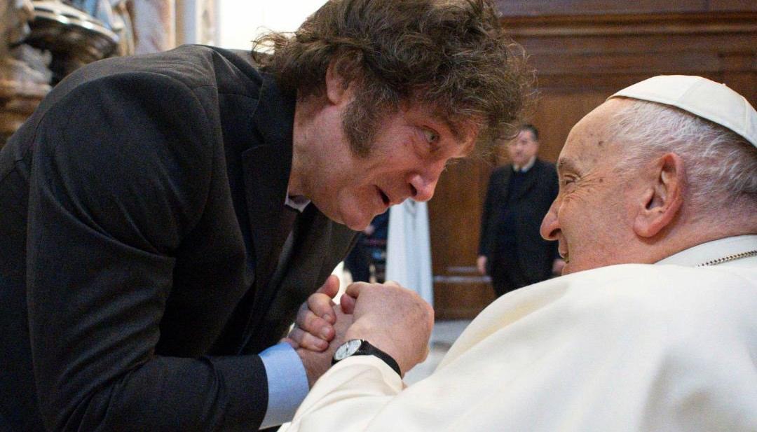 El presidente argentino y el Papa Francisco sonríen en el encuentro en el Vaticano