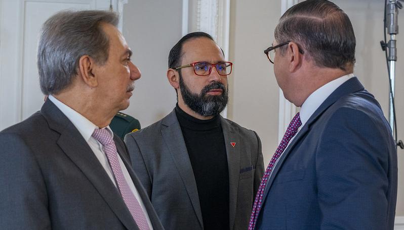 El ministro de Minas, Andrés Camacho, en la reunión con la Bancada Caribe, habla con el congresista atlanticense Armando Zabaraín