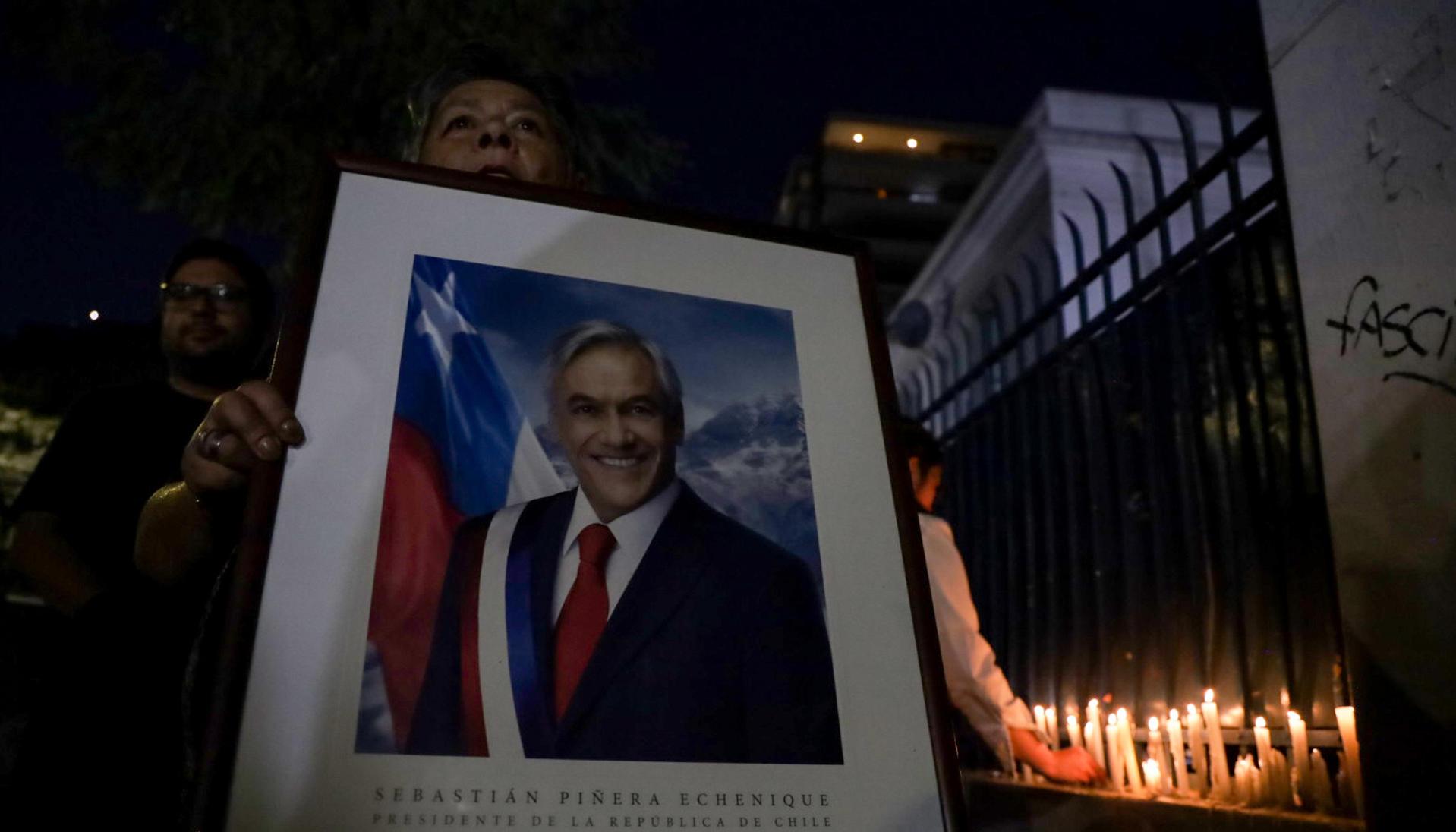  Militantes de Renovacion Nacional encienden velas en la sede del partido en apoyo al falecido expresidente de Chile Sebastían Piñera