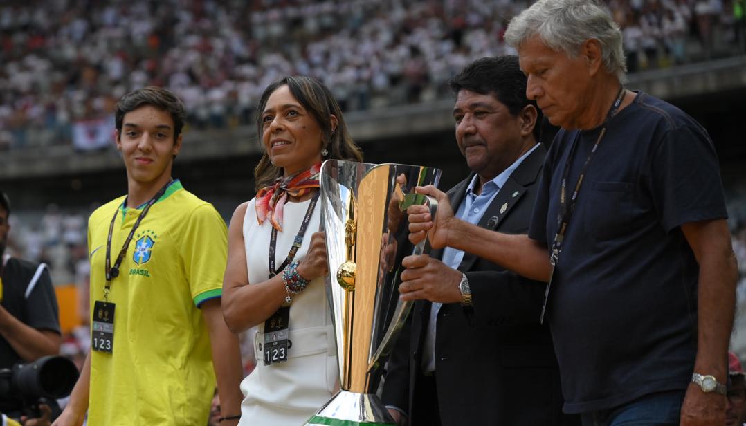Flavia Kurtz, hija de Pelé, ingresa a la cancha con el trofeo de la Supercopa.