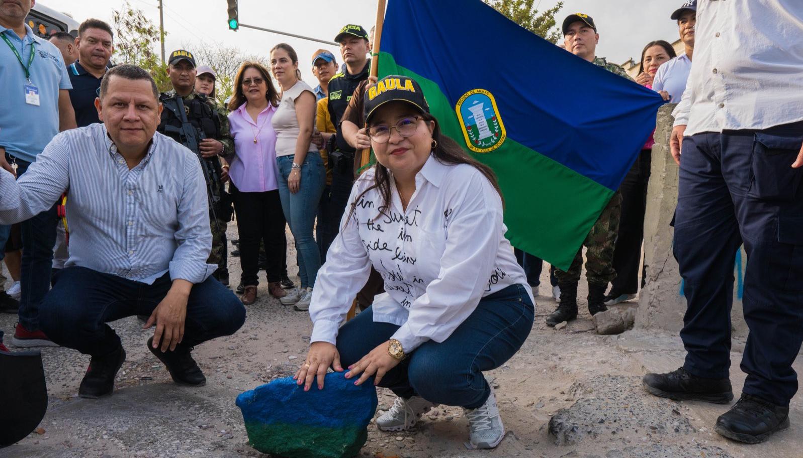 La alcaldesa Alcira Sandoval puso la primera piedra para la reconstrucción de la calle 30 a la altura de Tauro