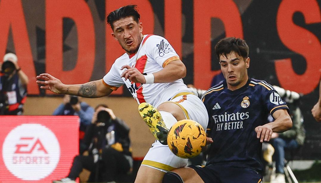 Brahim Díaz, del Real Madrid, disputa la pelota con Luis Espino. 