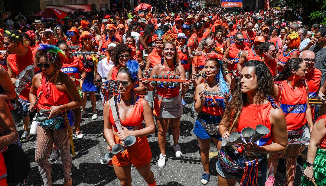 Integrantes de la comparsa callejera Laranjada Samba Clube, de Río de Janeiro. 