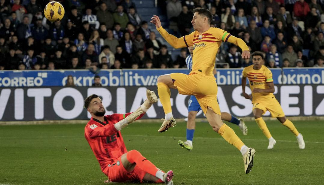 Acción en la que Robert Lewandowski marcó el primer gol del Barcelona.  