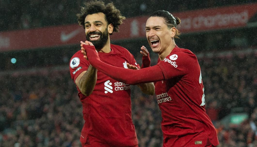 Mohamed Salah y Darwin Núñez, delanteros del Liverpool.  