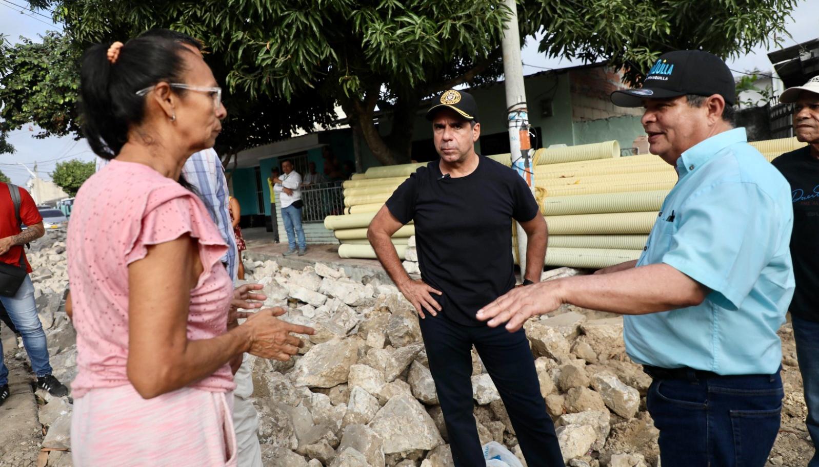 El alcalde Alex Char y el secretario de Obras, Rafael Lafont, hablam con una de las beneficiadas del programa 'Tapa huecos' en su barrio