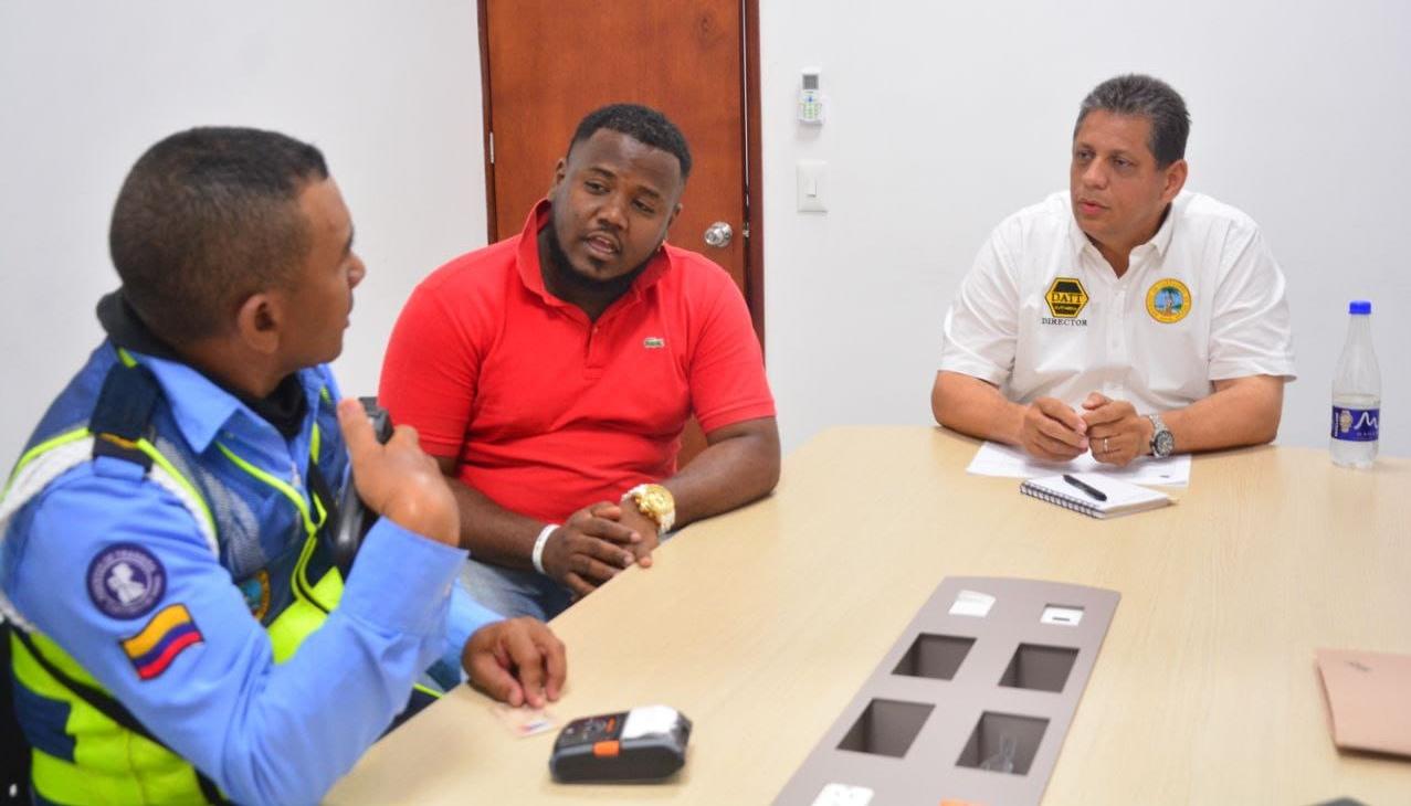 El taxista Euclides Correa con un inspector del Datt y el director, José Ricaurte