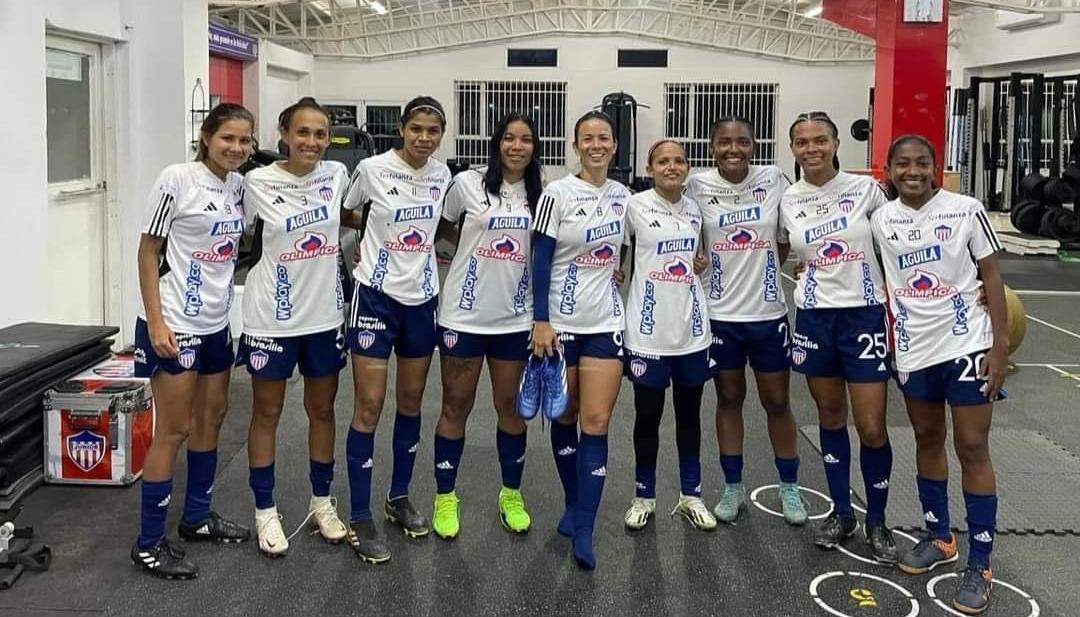 Integrantes de las Tiburonas, equipo femenino del Junior. 