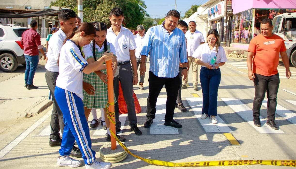 El alcalde Edinson Palma con estudiantes del tramo vial habilitado este jueves
