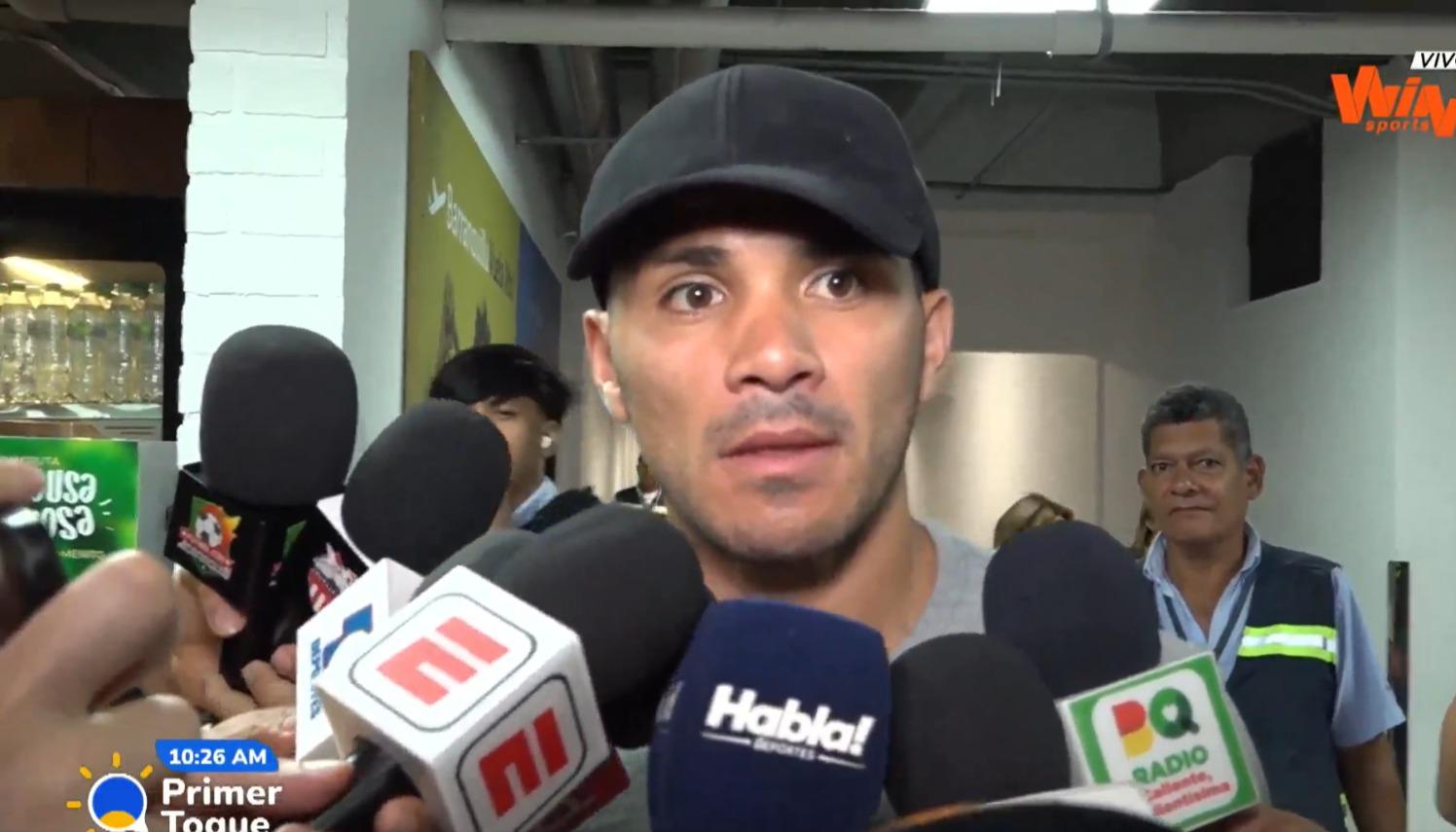 El defensa central argentino Nicolás Zalazar atendió a los periodistas al llegar a Barranquilla. 