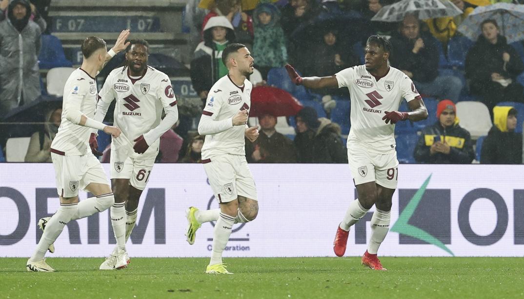 Duván Zapata celebra con sus compañeros el gol del empate ante Sassuolo.