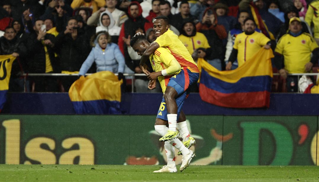 Jhon Arias celebra con Jefferson Lerma su gol contra Rumania. 