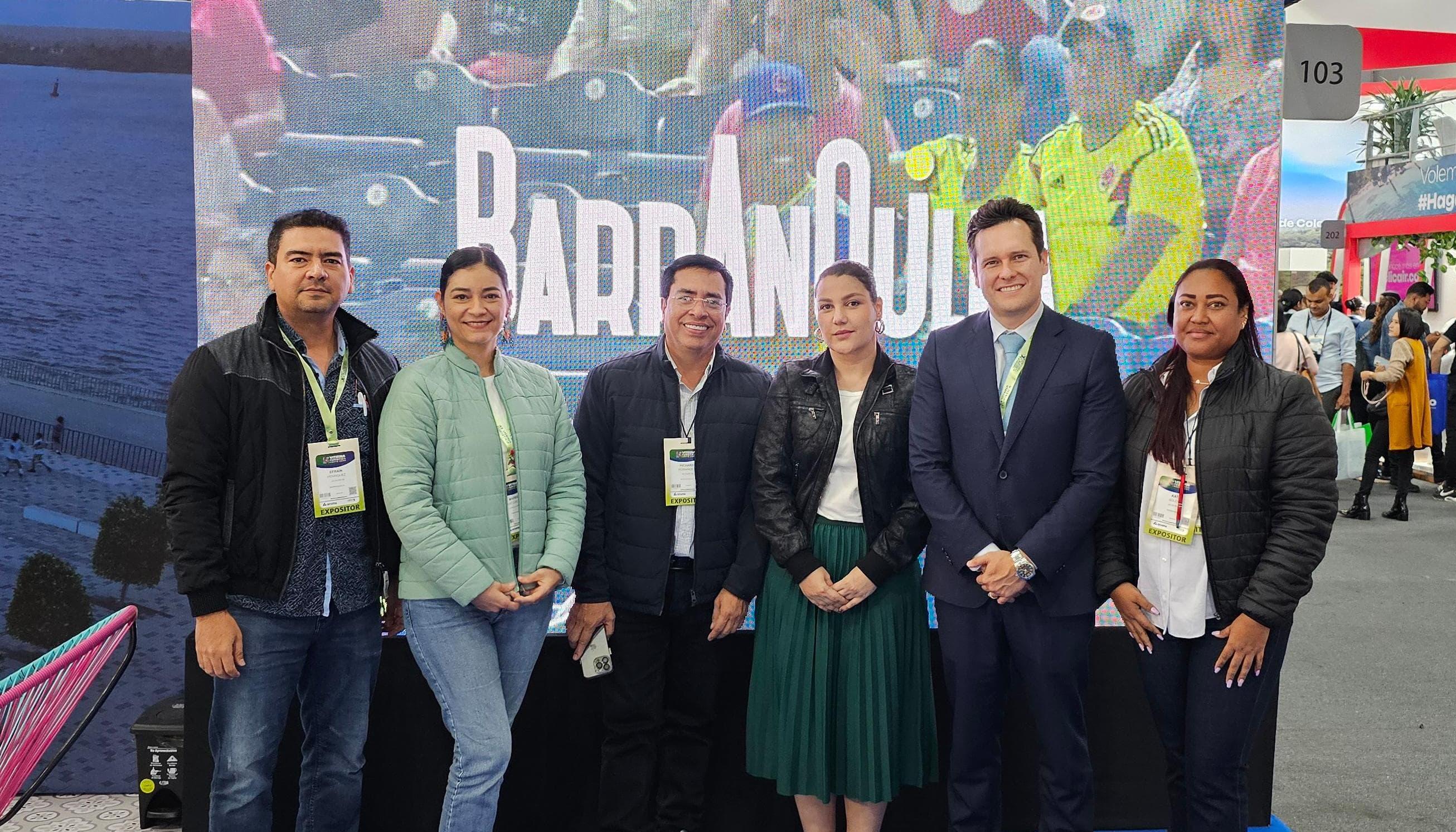 El secretario de Desarrollo Económico, Richard Fernández, con otras personalidades en Anato 2024. 