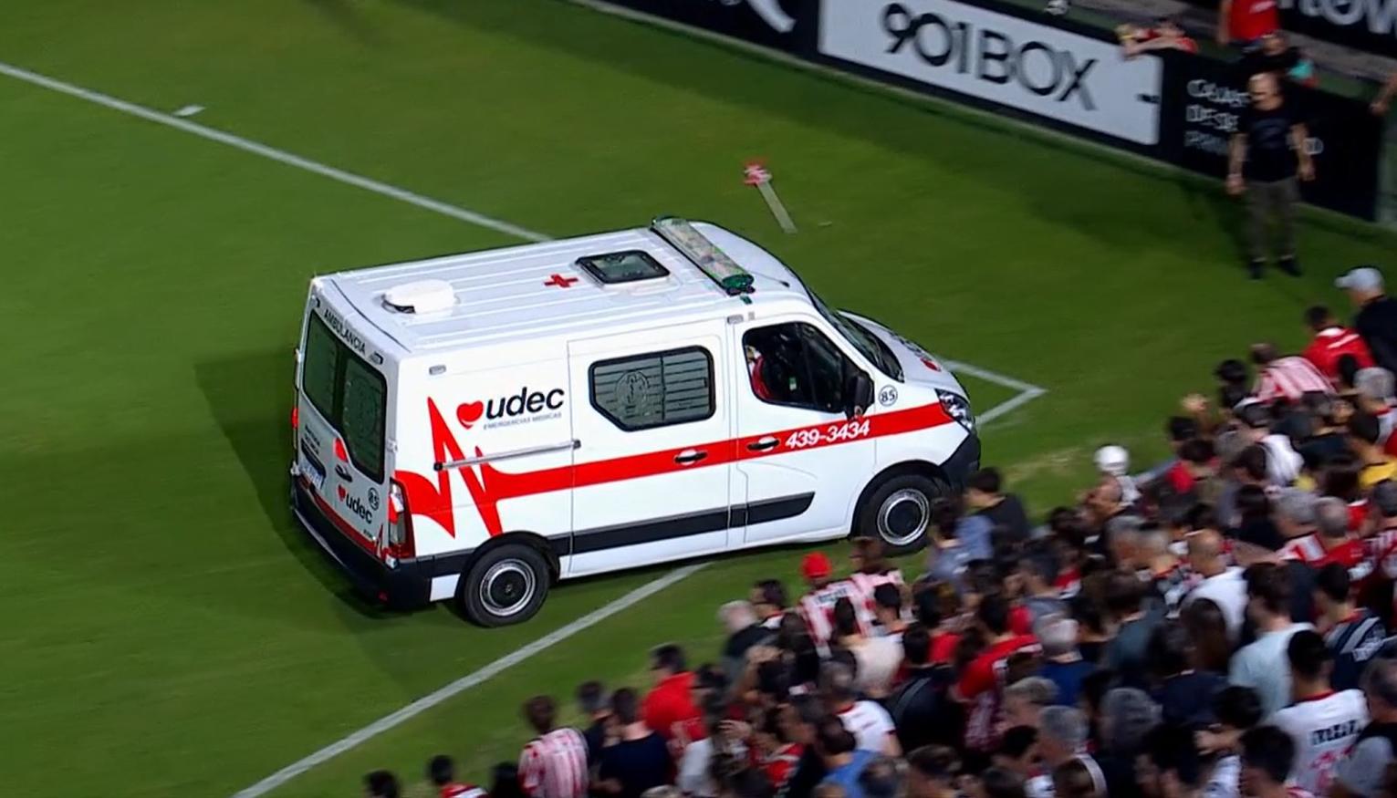 El jugador fue sacado de la cancha en una ambulancia.