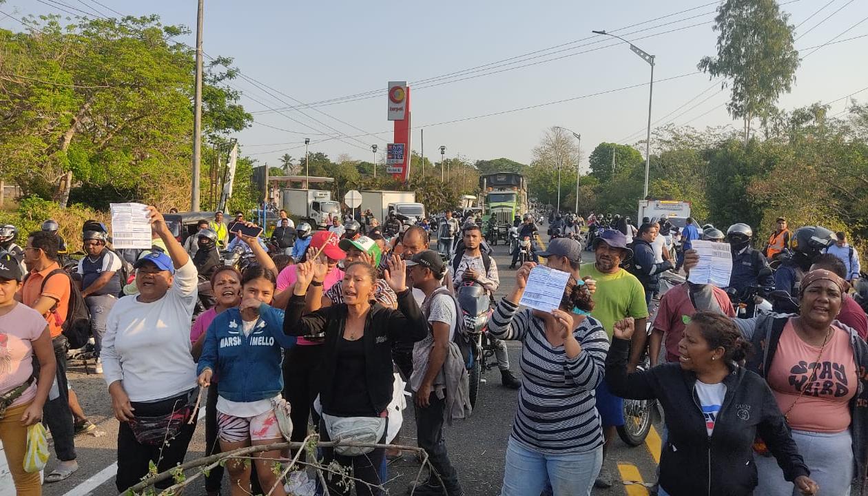 Los manifestantes que exigen la presencia de Air-e.