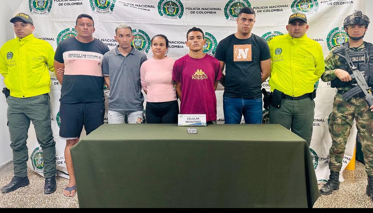 Los cinco capturados en el operativo. 