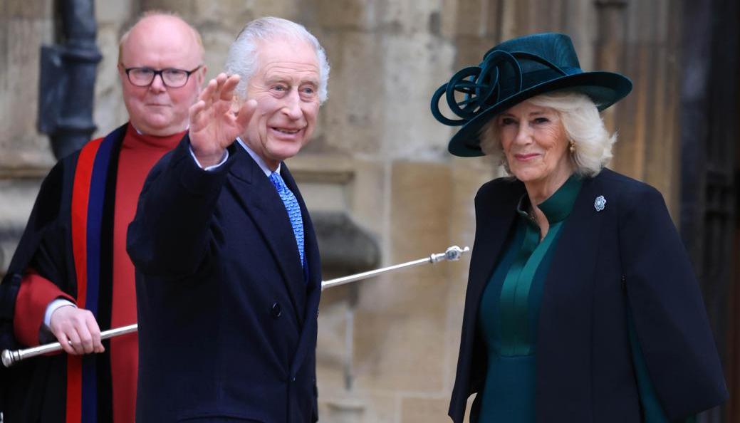 El rey Carlos III y la reina Camila en la misa de Pascua este domingo.