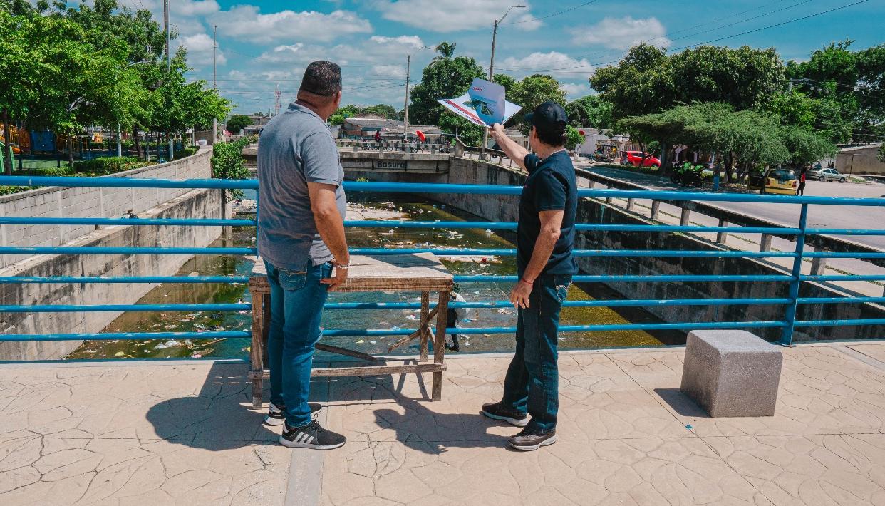 El Alcalde Alex Char en la zona donde estará ubicado el Gran Malecón del Suroriente. 