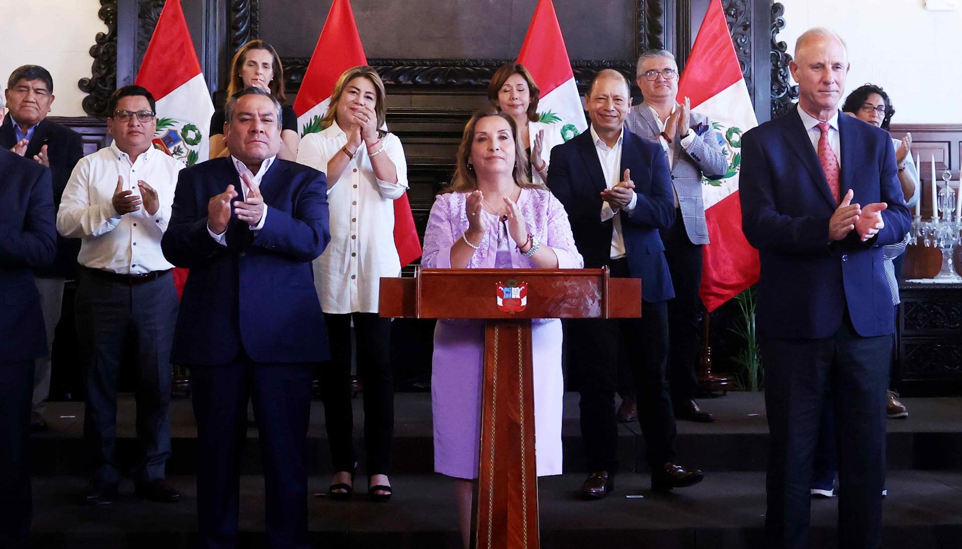 La Presidenta Dina Boluarte junto a sus ministros.