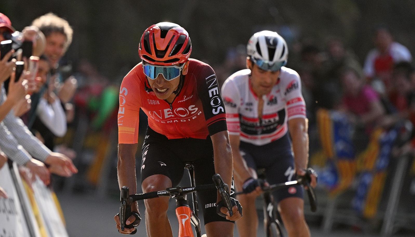 Egan Bernal y de fondo Mikel Landa.