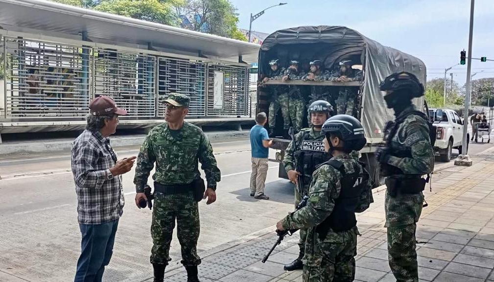 Los soldados velan por la seguridad en las calles de la ciudad.