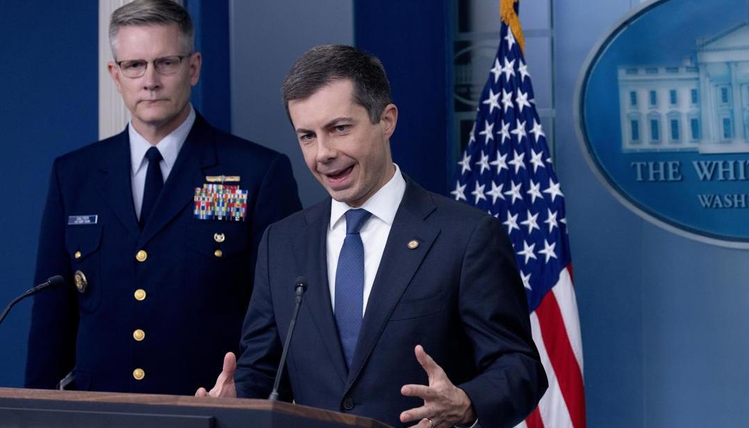 Pete Buttigieg, secretario de Transporte de Estados Unidos, en conferencia de prensa.
