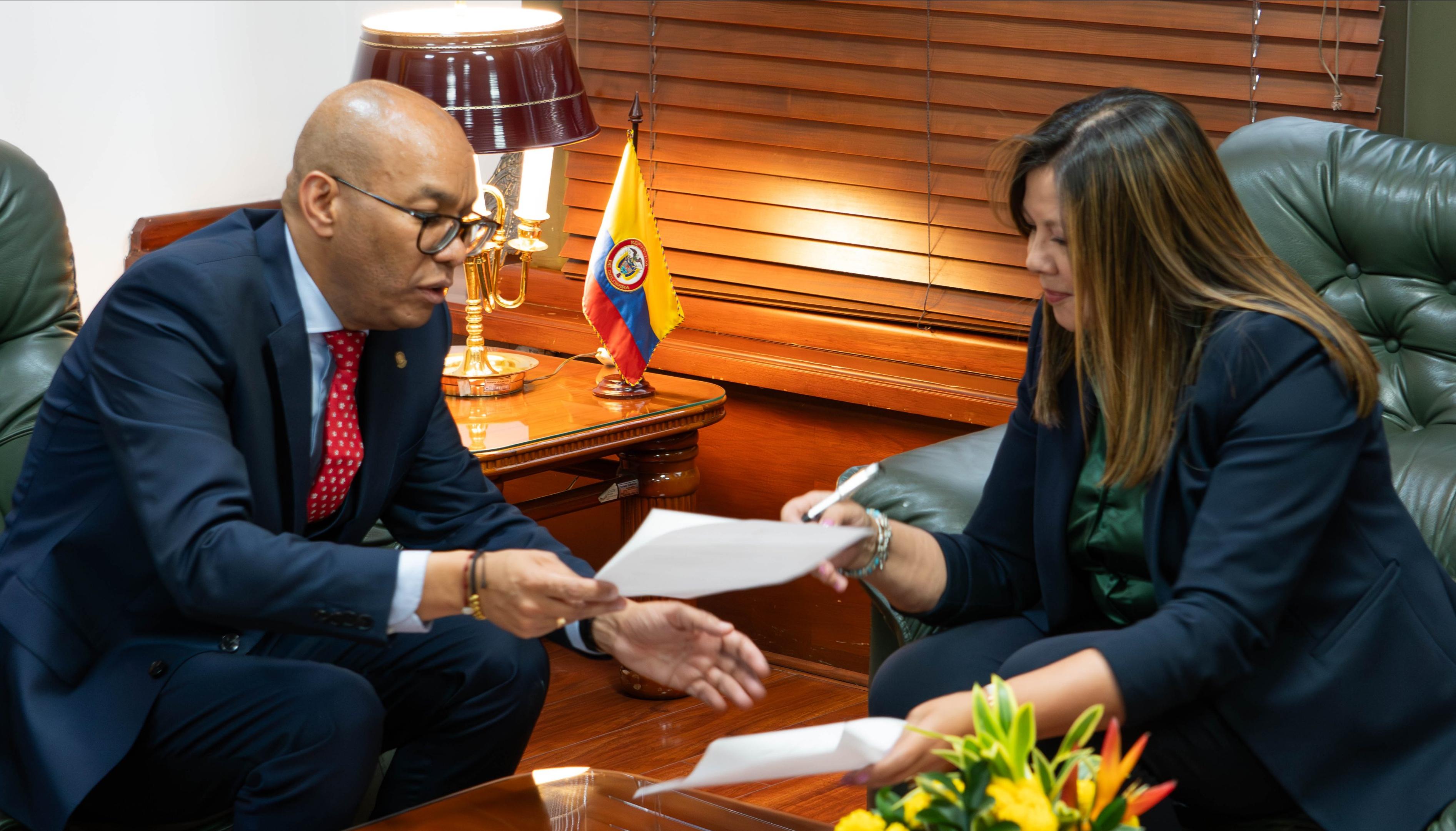 El presidente de la Corte Suprema, Gerson Chaverra, y la fiscal electa, Luz Adriana Camargo.