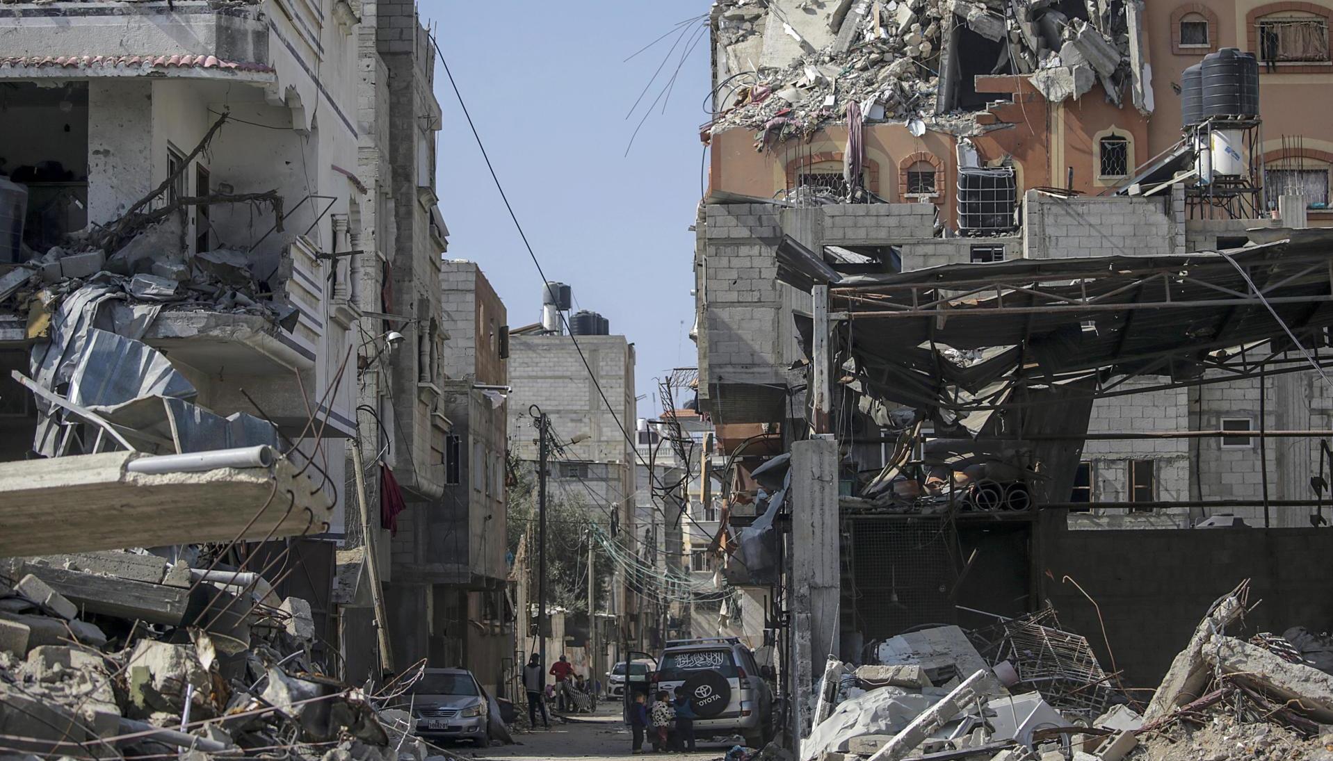 Casas destruidas en el campo de refugiados de Al Nuseirat, en el centro de la Franja de Gaza