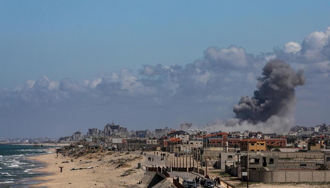 El humo se eleva tras un ataque aéreo israelí en la ciudad de Gaza.